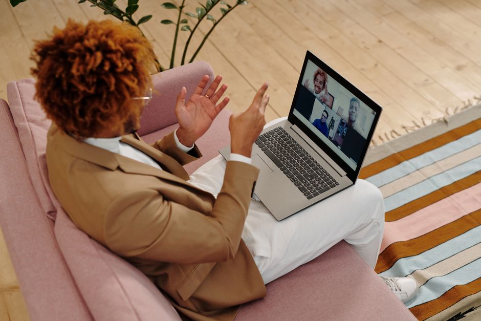 Video poziv na laptopu tijekom online sata jezika