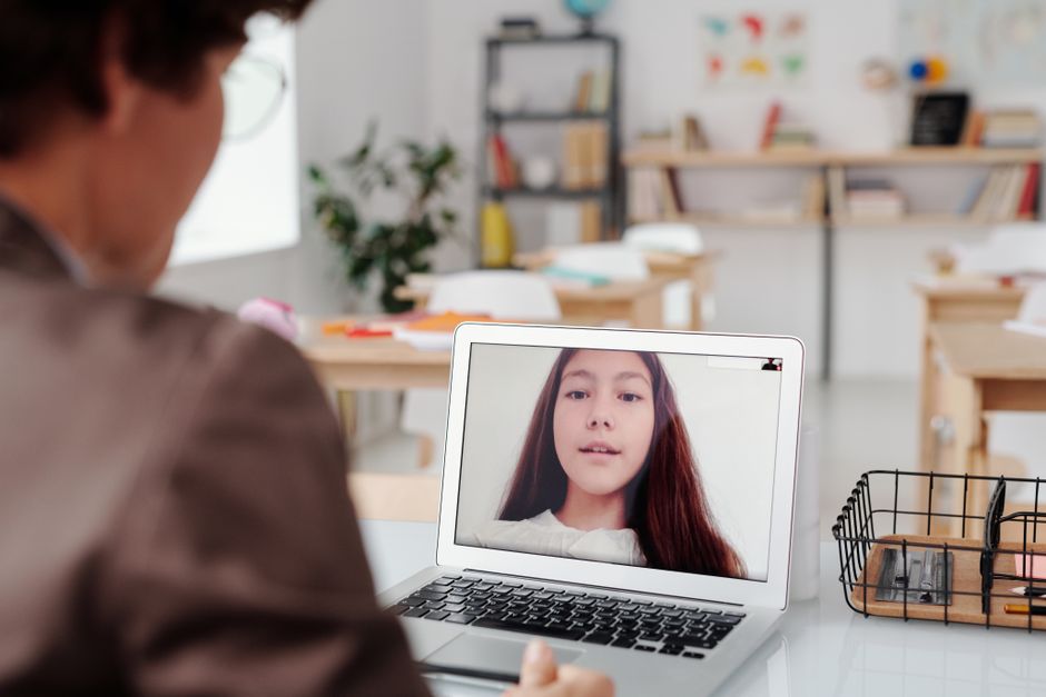 Nastavnica drži online sat stranog jezika