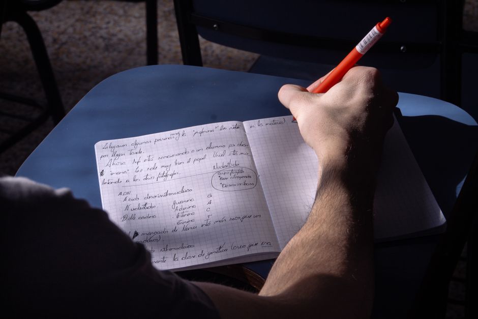 Student piše bilješke tijekom učenja njemačkog jezika